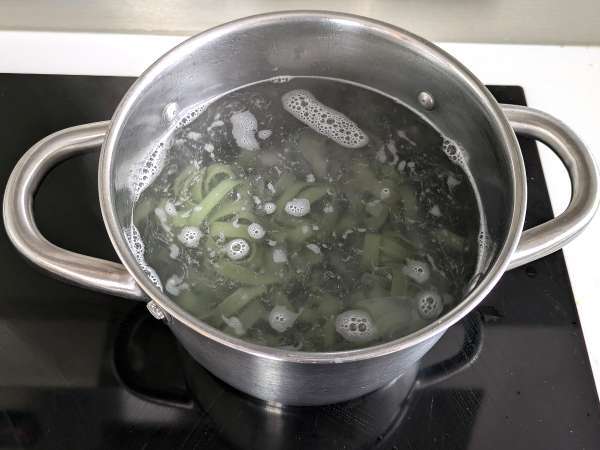 Testenine s spirulino, kozicami in limono: s hranili bogata prva jed z edinstvenim okusom - Priprava korak 5