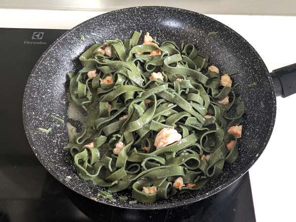 Testenine s spirulino, kozicami in limono: s hranili bogata prva jed z edinstvenim okusom - Priprava korak 7