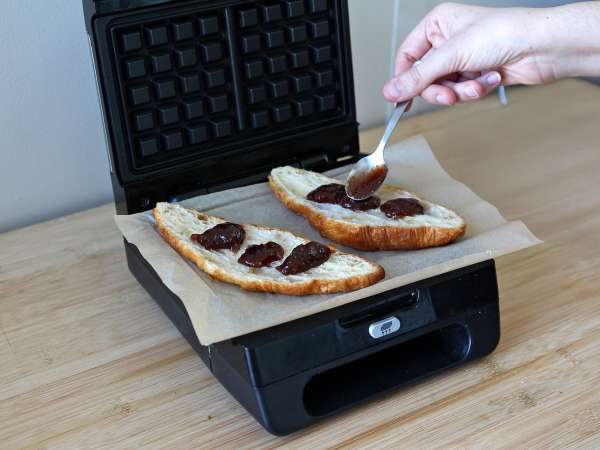 Croffle, vafljev rogljiček s figovo marmelado, kozjim sirom in ibersko suhomesnato šunko - Priprava korak 1