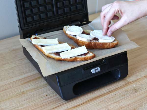 Croffle, vafljev rogljiček s figovo marmelado, kozjim sirom in ibersko suhomesnato šunko - Priprava korak 2