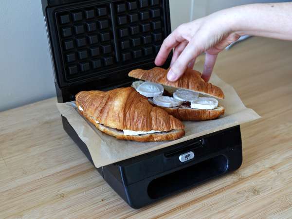 Croffle, vafljev rogljiček s figovo marmelado, kozjim sirom in ibersko suhomesnato šunko - Priprava korak 3