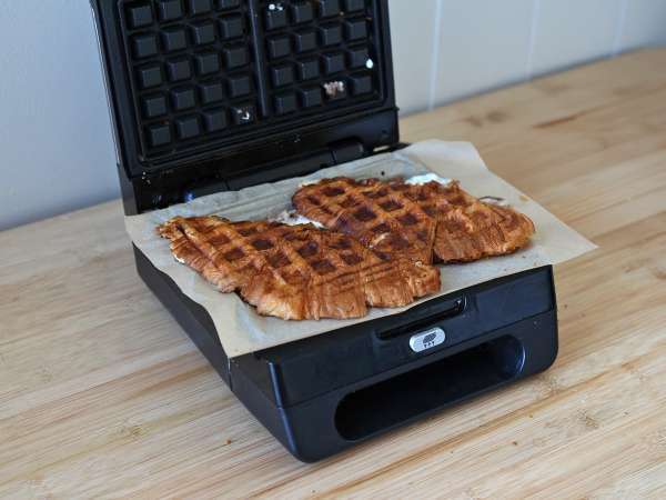 Croffle, vafljev rogljiček s figovo marmelado, kozjim sirom in ibersko suhomesnato šunko - Priprava korak 4