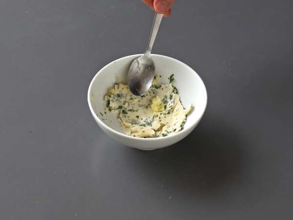 Cruffins, kombinacija rogljička in mafina, v tem primeru slan s parmezanom in mocarelo. - Priprava korak 1