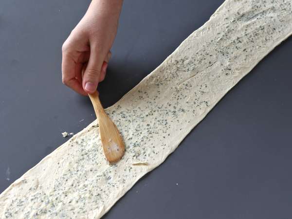 Cruffins, kombinacija rogljička in mafina, v tem primeru slan s parmezanom in mocarelo. - Priprava korak 2