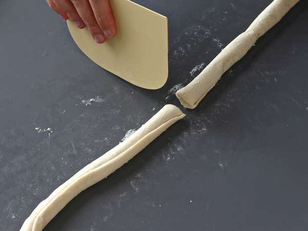 Cruffins, kombinacija rogljička in mafina, v tem primeru slan s parmezanom in mocarelo. - Priprava korak 3