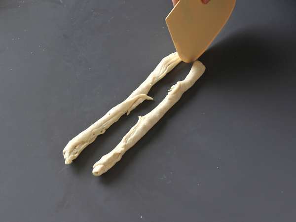 Cruffins, kombinacija rogljička in mafina, v tem primeru slan s parmezanom in mocarelo. - Priprava korak 4