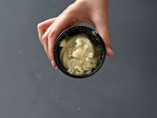 Cruffins, kombinacija rogljička in mafina, v tem primeru slan s parmezanom in mocarelo. - Priprava korak 5