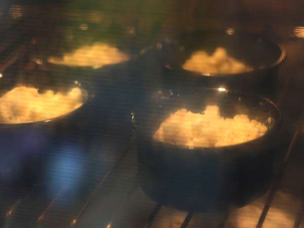 Cruffins, kombinacija rogljička in mafina, v tem primeru slan s parmezanom in mocarelo. - Priprava korak 7