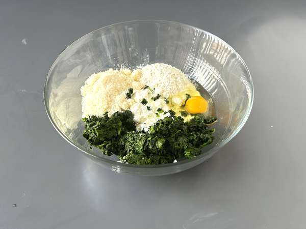 Špinača in rikota malfatti, enostaven recept za domače testenine brez gnetenja - Priprava korak 3