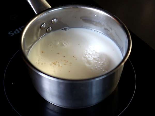 Cruffins, kombinacija rogljička in mafina, s kremo in čokolado. - Priprava korak 1