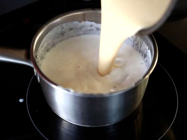 Cruffins, kombinacija rogljička in mafina, s kremo in čokolado. - Priprava korak 3