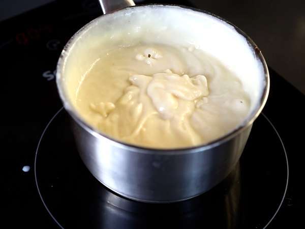 Cruffins, kombinacija rogljička in mafina, s kremo in čokolado. - Priprava korak 4