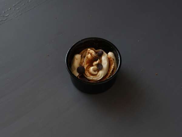 Cruffins, kombinacija rogljička in mafina, s kremo in čokolado. - Priprava korak 10