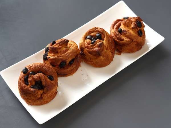 Cruffins, kombinacija rogljička in mafina, s kremo in čokolado. - Priprava korak 12