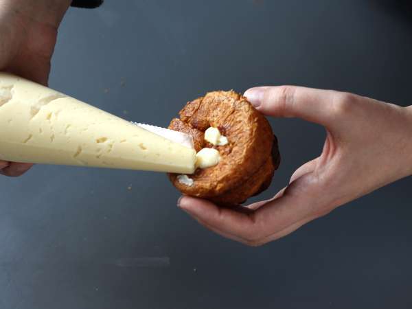 Cruffins, kombinacija rogljička in mafina, s kremo in čokolado. - Priprava korak 14