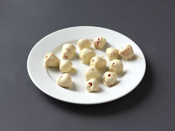 grižljaji malin, bele čokolade in rubinaste čokolade v slogu Franui - Priprava korak 3