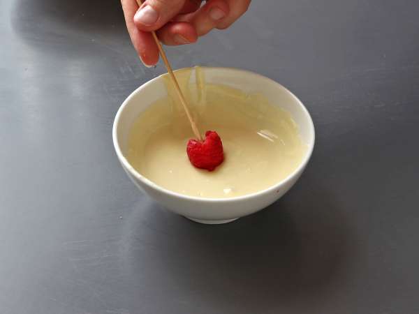 Franui s pistacijami, slastnimi prevlečenimi malinami, taljenjem in hrustljavostjo. - Priprava korak 2