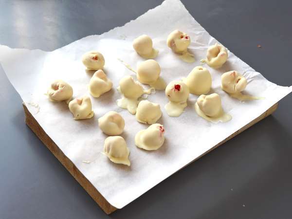 Franui s pistacijami, slastnimi prevlečenimi malinami, taljenjem in hrustljavostjo. - Priprava korak 3