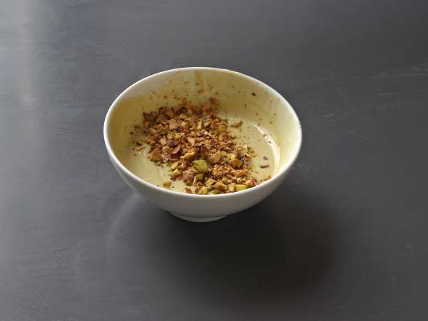 Franui s pistacijami, slastnimi prevlečenimi malinami, taljenjem in hrustljavostjo. - Priprava korak 4