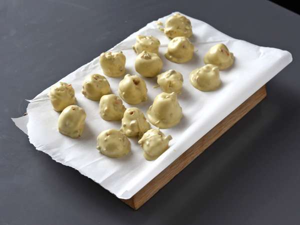 Franui s pistacijami, slastnimi prevlečenimi malinami, taljenjem in hrustljavostjo. - Priprava korak 6