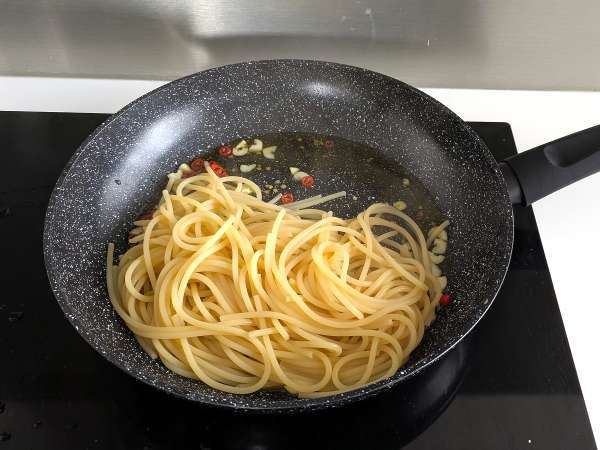 Špageti aglio, olio in peperoncino: jed italijanske tradicije v zadnjem trenutku - Priprava korak 6