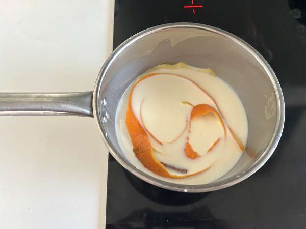 Mleko, ocvrto na zraku, v zračnem cvrtniku. Tradicionalna sladica z manj olja in enakim okusom kot vedno. - Priprava korak 1