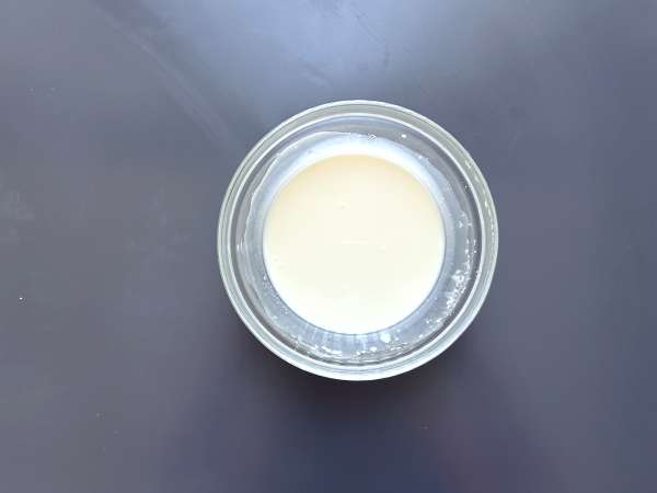 Mleko, ocvrto na zraku, v zračnem cvrtniku. Tradicionalna sladica z manj olja in enakim okusom kot vedno. - Priprava korak 3