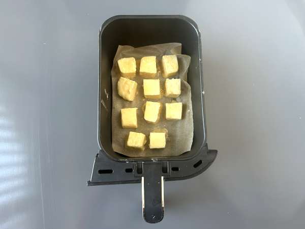 Mleko, ocvrto na zraku, v zračnem cvrtniku. Tradicionalna sladica z manj olja in enakim okusom kot vedno. - Priprava korak 9