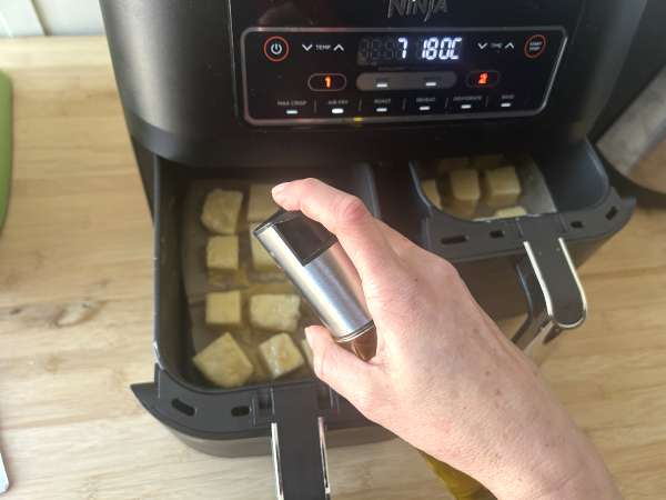 Mleko, ocvrto na zraku, v zračnem cvrtniku. Tradicionalna sladica z manj olja in enakim okusom kot vedno. - Priprava korak 10