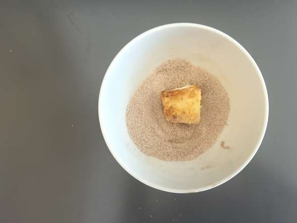 Mleko, ocvrto na zraku, v zračnem cvrtniku. Tradicionalna sladica z manj olja in enakim okusom kot vedno. - Priprava korak 11