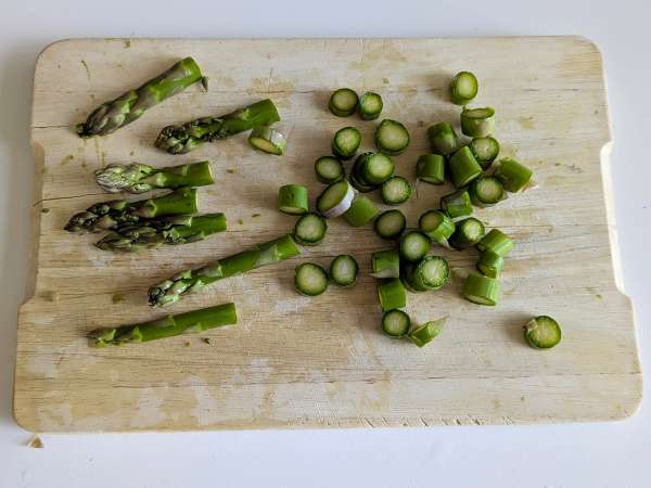 Kremni šparglji in testenine s slanino: enostaven in okusen recept - Priprava korak 1