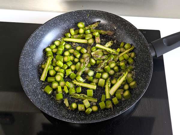 Kremni šparglji in testenine s slanino: enostaven in okusen recept - Priprava korak 2