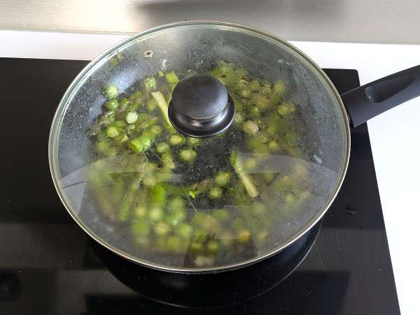 Kremni šparglji in testenine s slanino: enostaven in okusen recept - Priprava korak 3