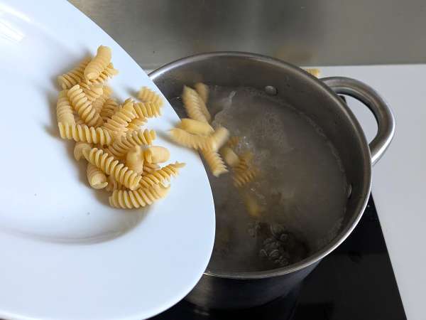 Kremni šparglji in testenine s slanino: enostaven in okusen recept - Priprava korak 6