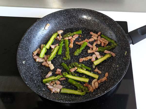 Kremni šparglji in testenine s slanino: enostaven in okusen recept - Priprava korak 7