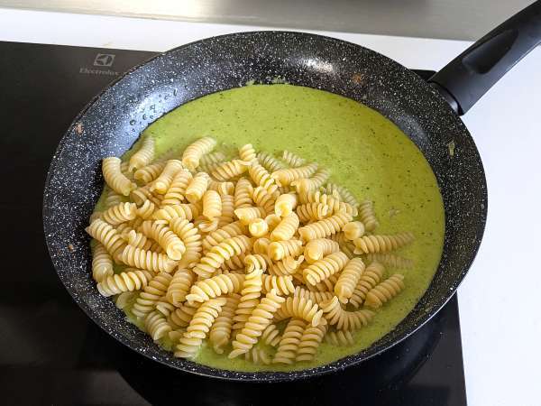 Kremni šparglji in testenine s slanino: enostaven in okusen recept - Priprava korak 8