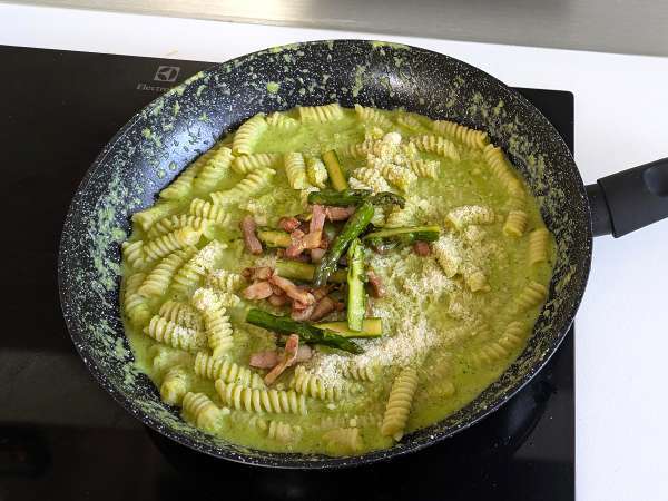 Kremni šparglji in testenine s slanino: enostaven in okusen recept - Priprava korak 9