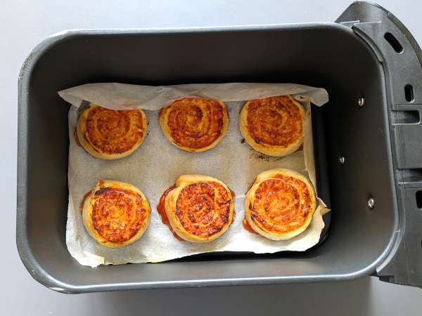 Zvitki iz listnatega testa v zračnem cvrtniku: hiter in enostaven recept - Priprava korak 7