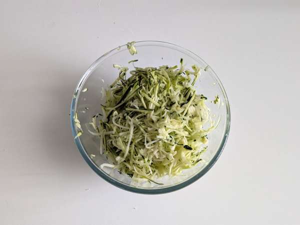 Bučkini mafini v zračnem cvrtniku: lahek in puhast recept - Priprava korak 1