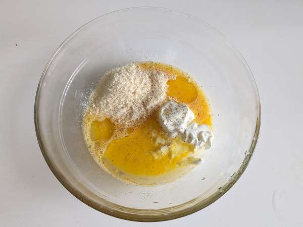 Bučkini mafini v zračnem cvrtniku: lahek in puhast recept - Priprava korak 2