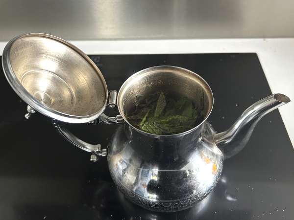 Kako pripraviti pristen maroški čaj iz poprove mete - Priprava korak 5