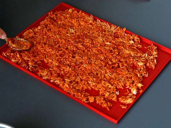 Hrustljava, začinjena solata s hrustljavim rižem iz lososa! - Priprava korak 3