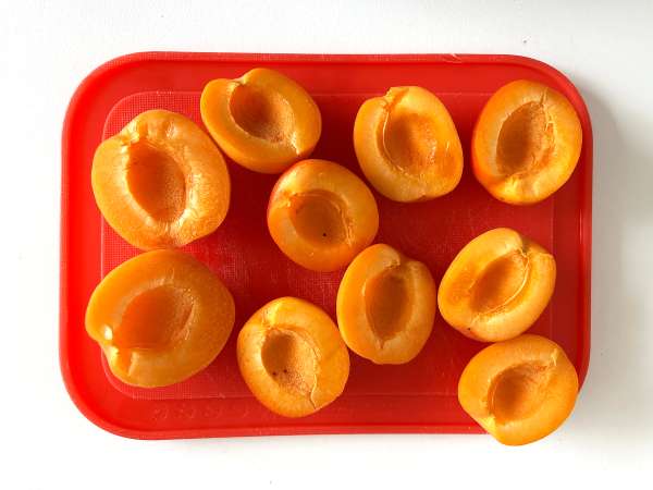 Pražene marelice, rukola in burrata na toastu - Priprava korak 1