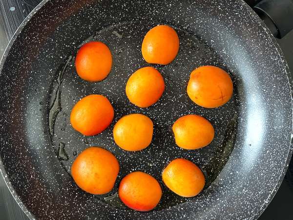 Pražene marelice, rukola in burrata na toastu - Priprava korak 2