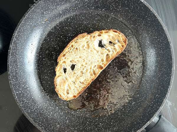 Pražene marelice, rukola in burrata na toastu - Priprava korak 4