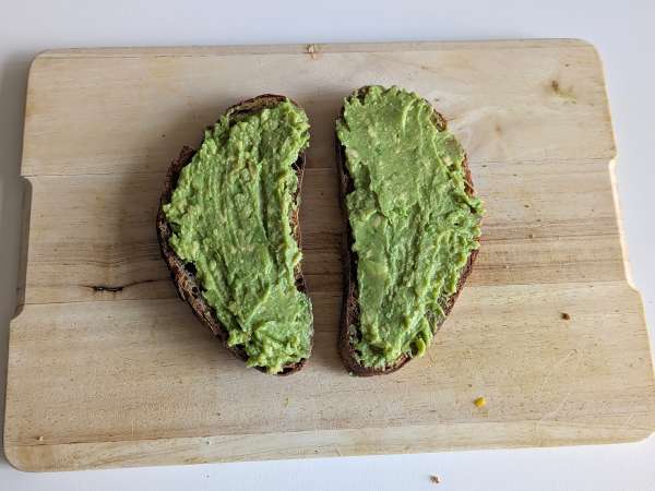 Avokadov toast z mangom in limeto: svež, hiter in okusen recept - Priprava korak 3