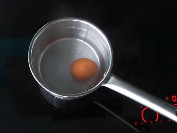 Kremna avokadova majoneza s trdo kuhanim jajcem - brez surovega jajca - Priprava korak 1