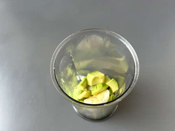 Kremna avokadova majoneza s trdo kuhanim jajcem - brez surovega jajca - Priprava korak 2