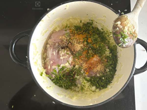 Tradicionalno maroško pecivo z opečnim testom, piščancem in začimbami - Priprava korak 3