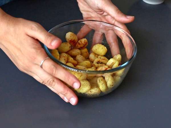 Hrustljava solata z njoki, izjemno moderna, okusna in uravnotežena, kot nalašč za poletje! - Priprava korak 1